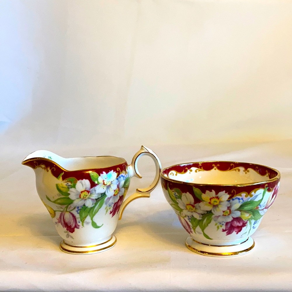 Bell Narcissus Maroon Cream and Sugar